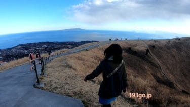【伊豆　観光】「大室山」山頂の噴火口の周りを歩く。開放感あふれる“空中散歩”！