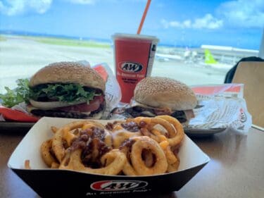 那覇空港グルメ　沖縄のファストフードA&Wでハンバーガー！名物ルートビアはお替り無料