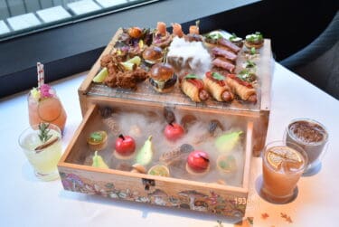 ANAインターコンチネンタルホテル東京　アフタヌーンティー　テーブルに木箱がドーン！フードが盛りだくさん　森の仲間たちと楽しいピクニック