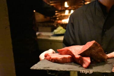三鷹「かまど焼 NIKUYOROZU」精肉店併設のモダンな肉料理レストランで和牛の薪火料理