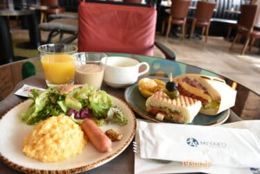 品川「都シティ 東京高輪」朝食は具だくさんサンドイッチ＆卵料理　宿泊者専用ラウンジでカラフルドーナツ＆フルーツサンドも