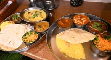 東京駅　ヤエチカの人気南インド料理「エリックサウス八重洲」でランチ　選べる3種カレー＆鮮やかなイエローのフィッシュカレー
