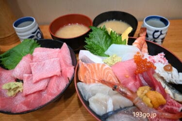 大阪・木津市場で朝一の海鮮丼！「まるよし」のスペシャル海鮮丼食べてみた　15種類のネタで豪華　トロがぎっしりトロ丼も　