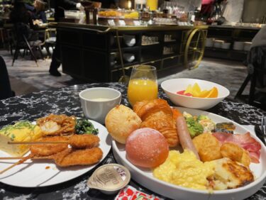「東急ステイ メルキュール 大阪なんば」朝食はビュッフェ！焼きたてパンに串カツも登場　スタイリッシュな空間で
