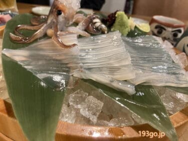 吉祥寺「北海道物産」透明プリプリのするめいか活き造り！北海道産の魚介とだるまの湯呑でたしなむ酒